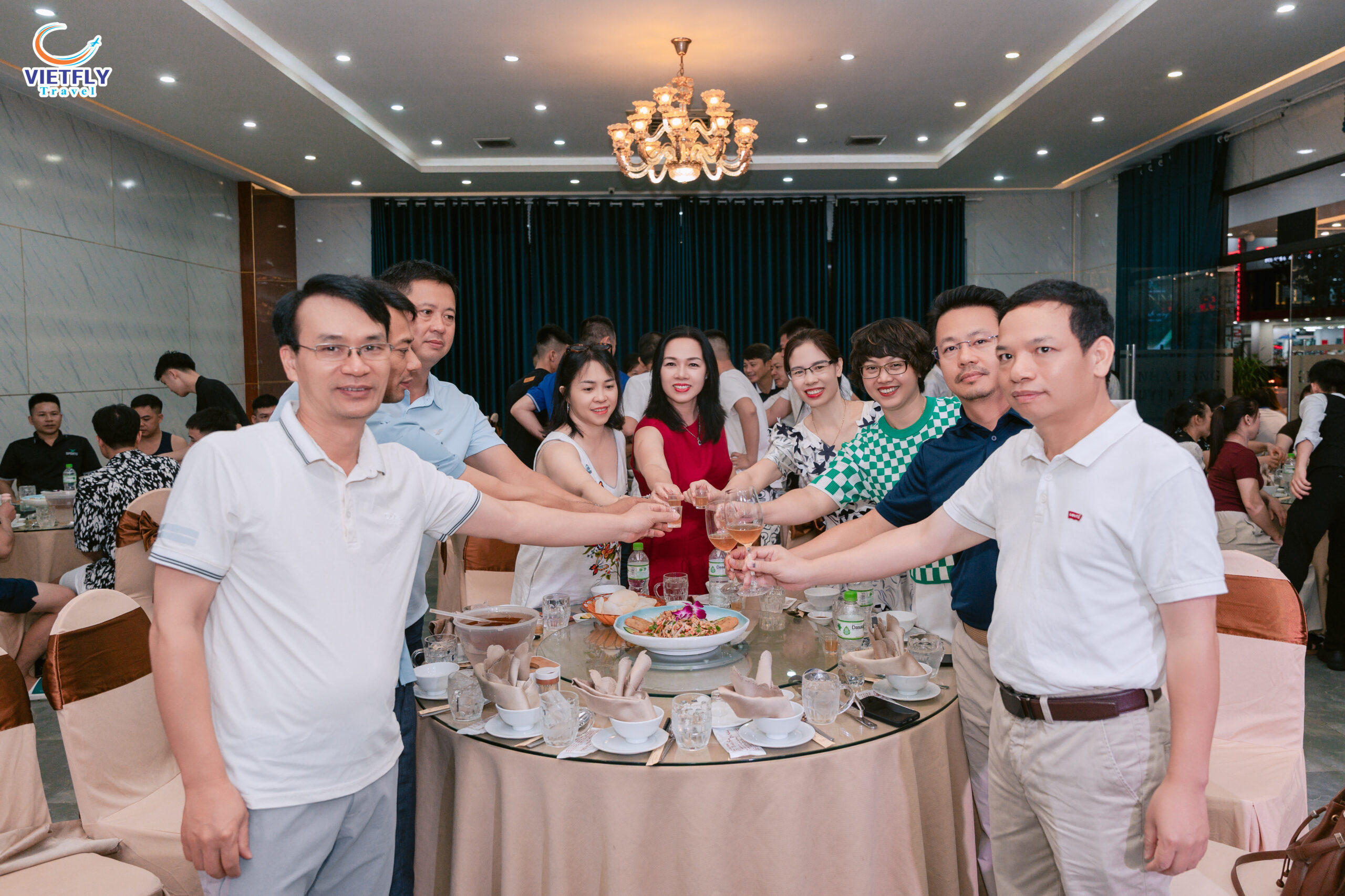 Nâng ly chúc mừng chuyến đi thành công tốt đẹp