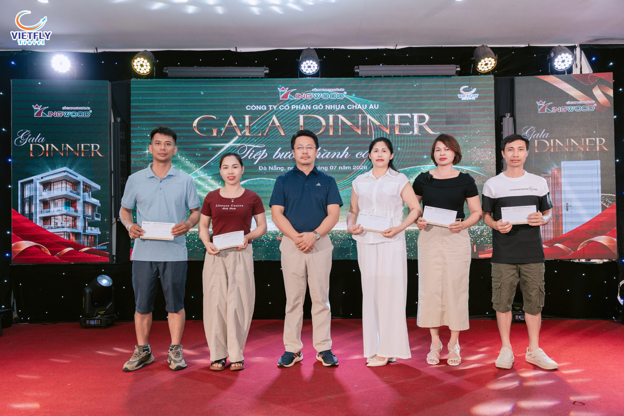 Ông Đỗ Quốc Việt - PGĐ Công ty trao thưởng cho CBCNV đạt Top A 06 tháng đầu năm 2026